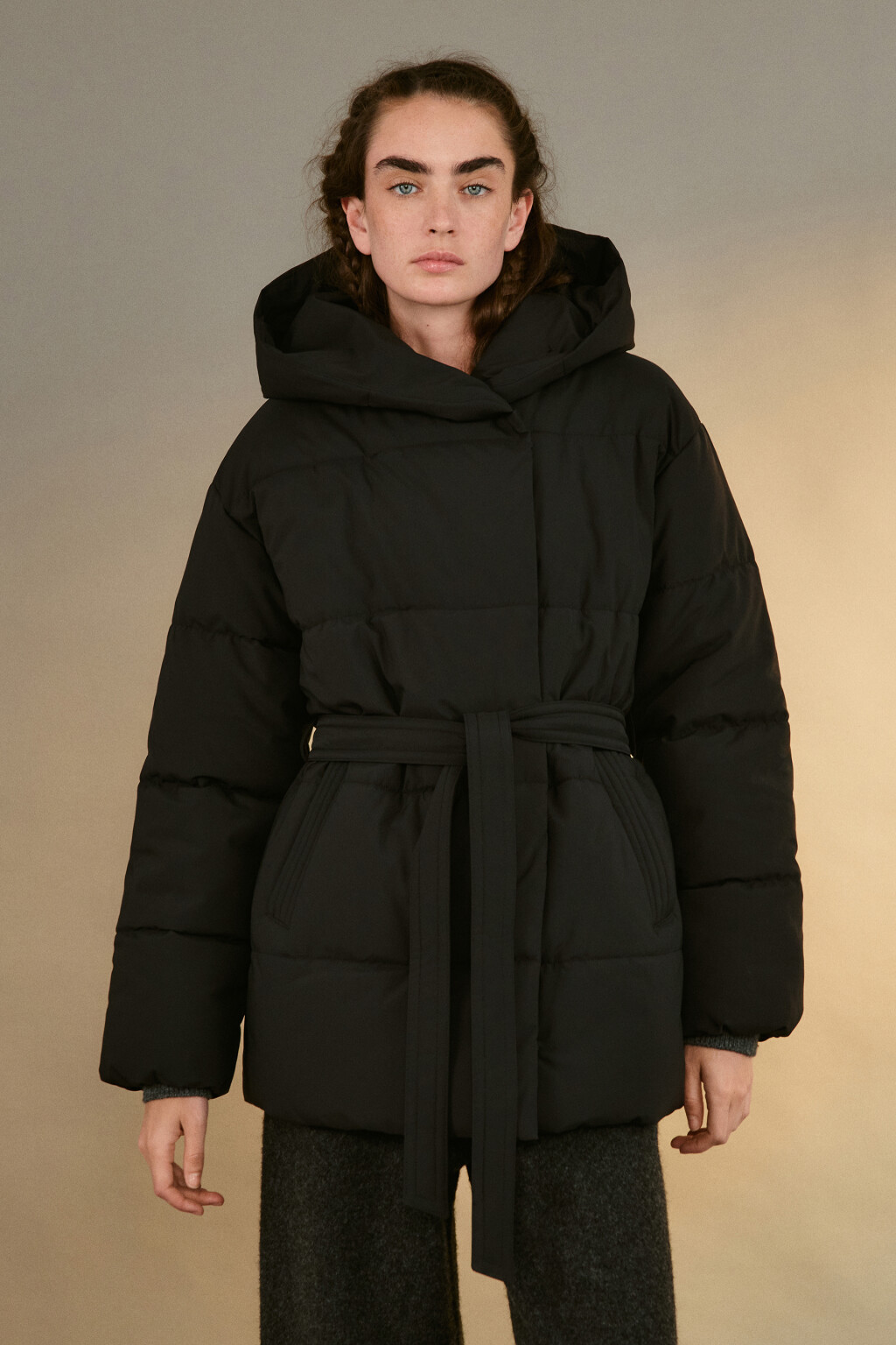 Куртка стеганая с капюшоном и поясом - цвет черный - 2