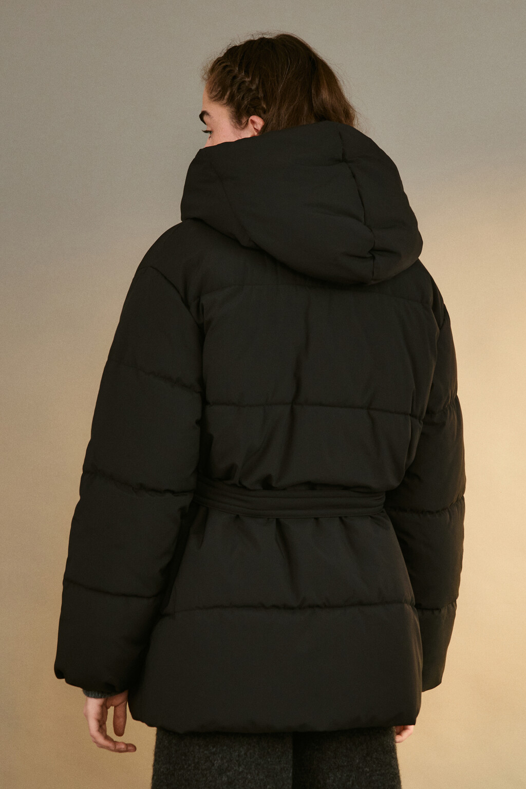 Куртка стеганая с капюшоном и поясом - цвет черный - 3