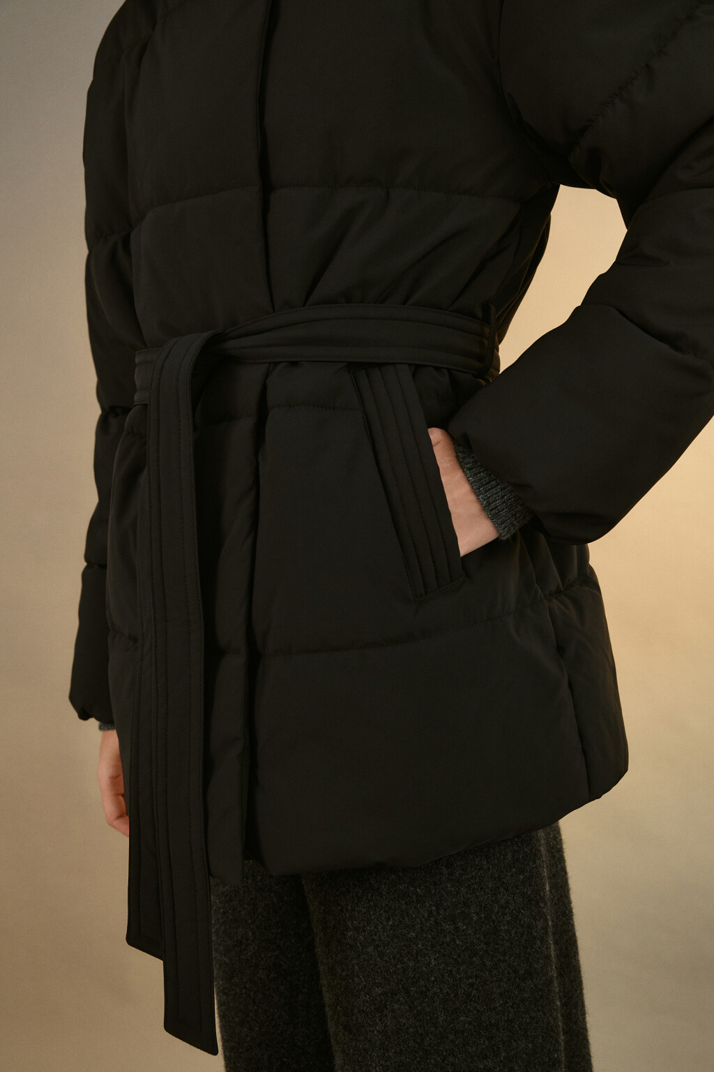 Куртка стеганая с капюшоном и поясом - цвет черный - 6