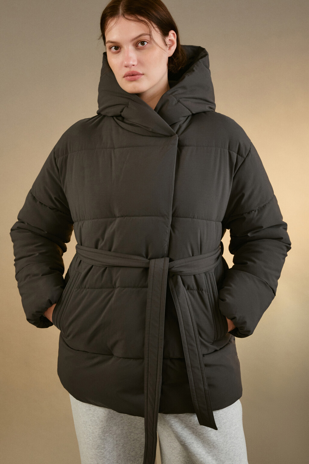 Куртка стеганая с капюшоном и поясом - цвет серый - 1