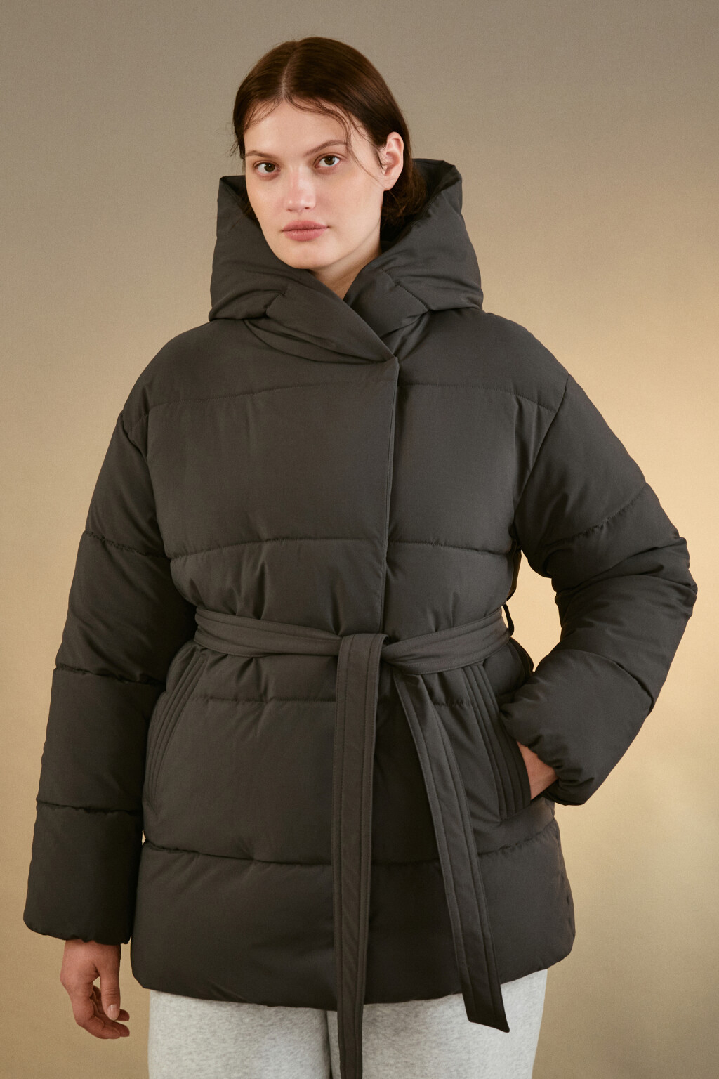 Куртка стеганая с капюшоном и поясом - цвет серый - 2