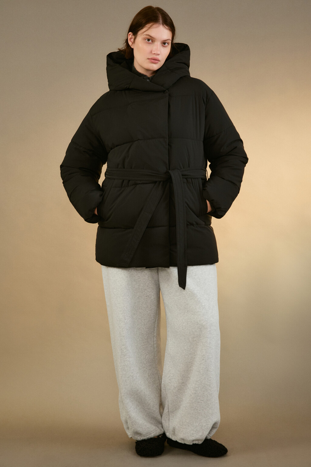 Куртка стеганая с капюшоном и поясом - цвет черный - 1