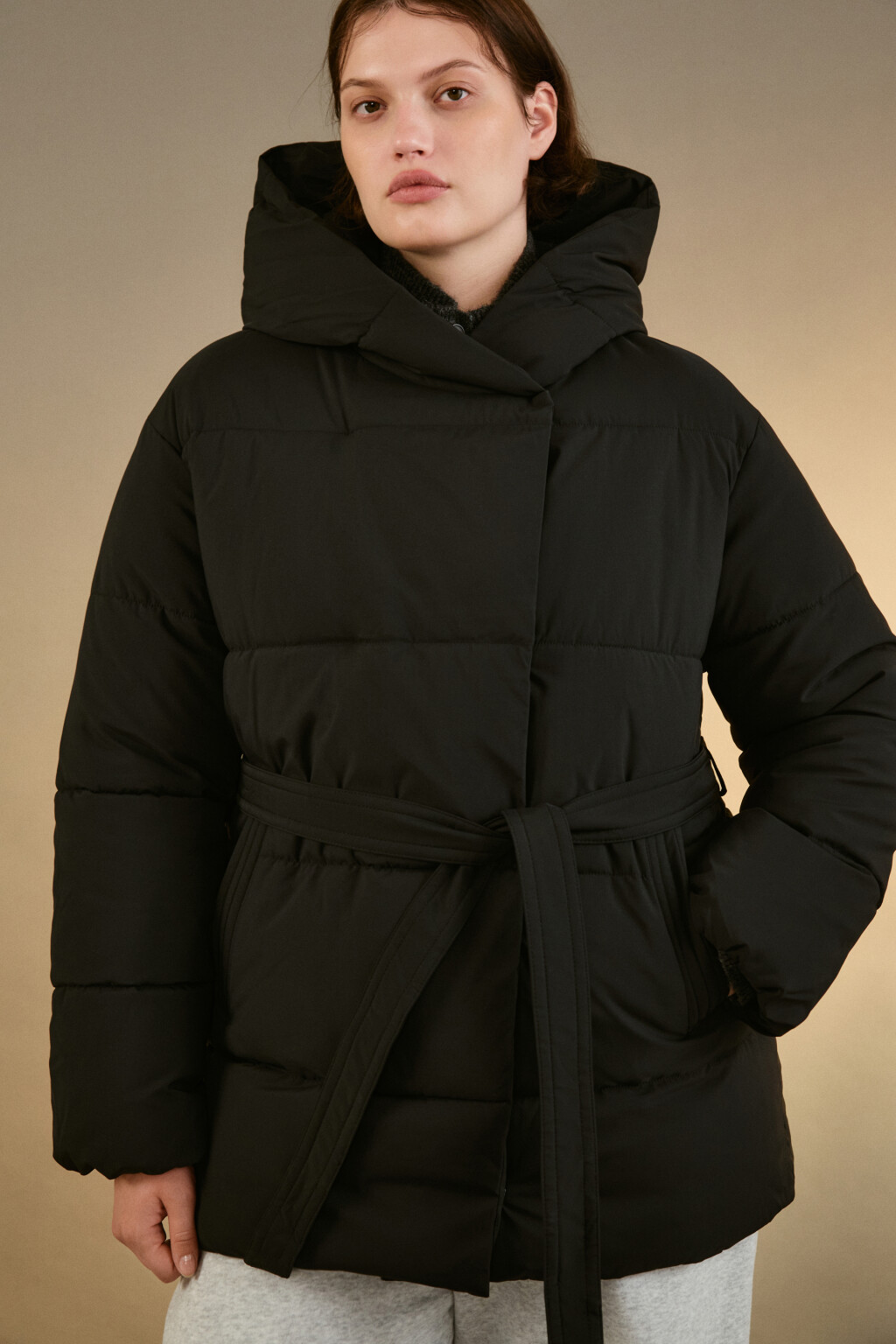 Куртка стеганая с капюшоном и поясом - цвет черный - 2