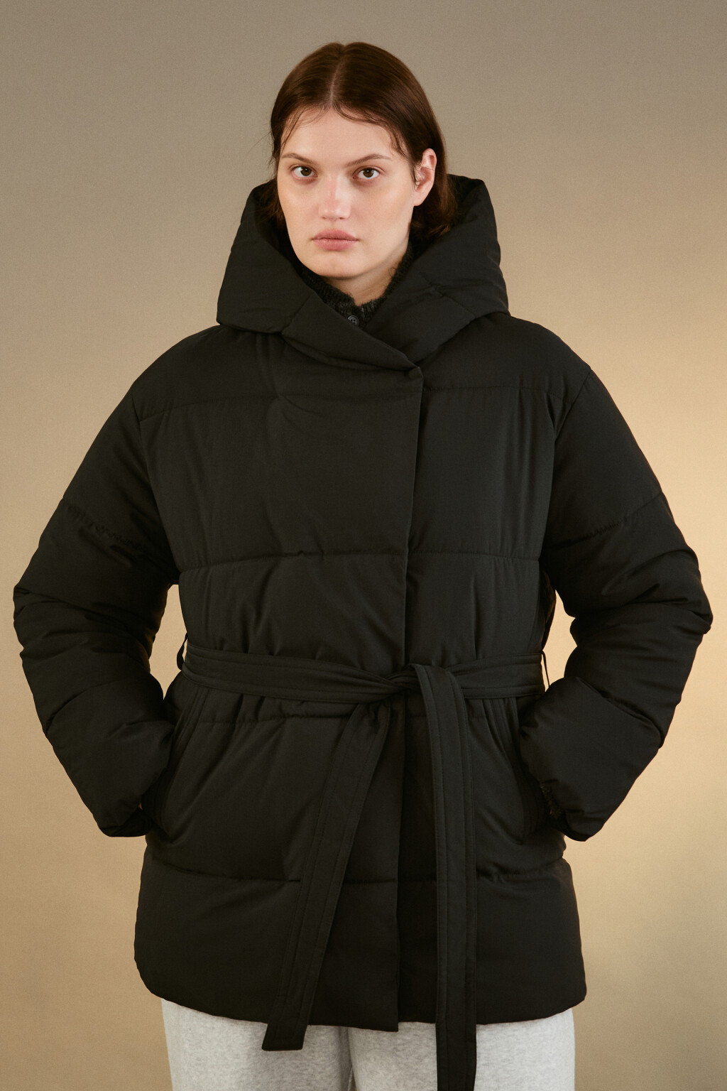 Куртка стеганая с капюшоном и поясом - цвет черный - 3