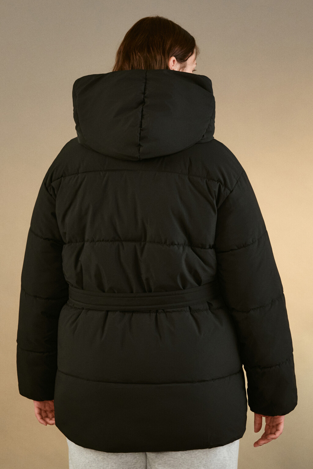 Куртка стеганая с капюшоном и поясом - цвет черный - 4