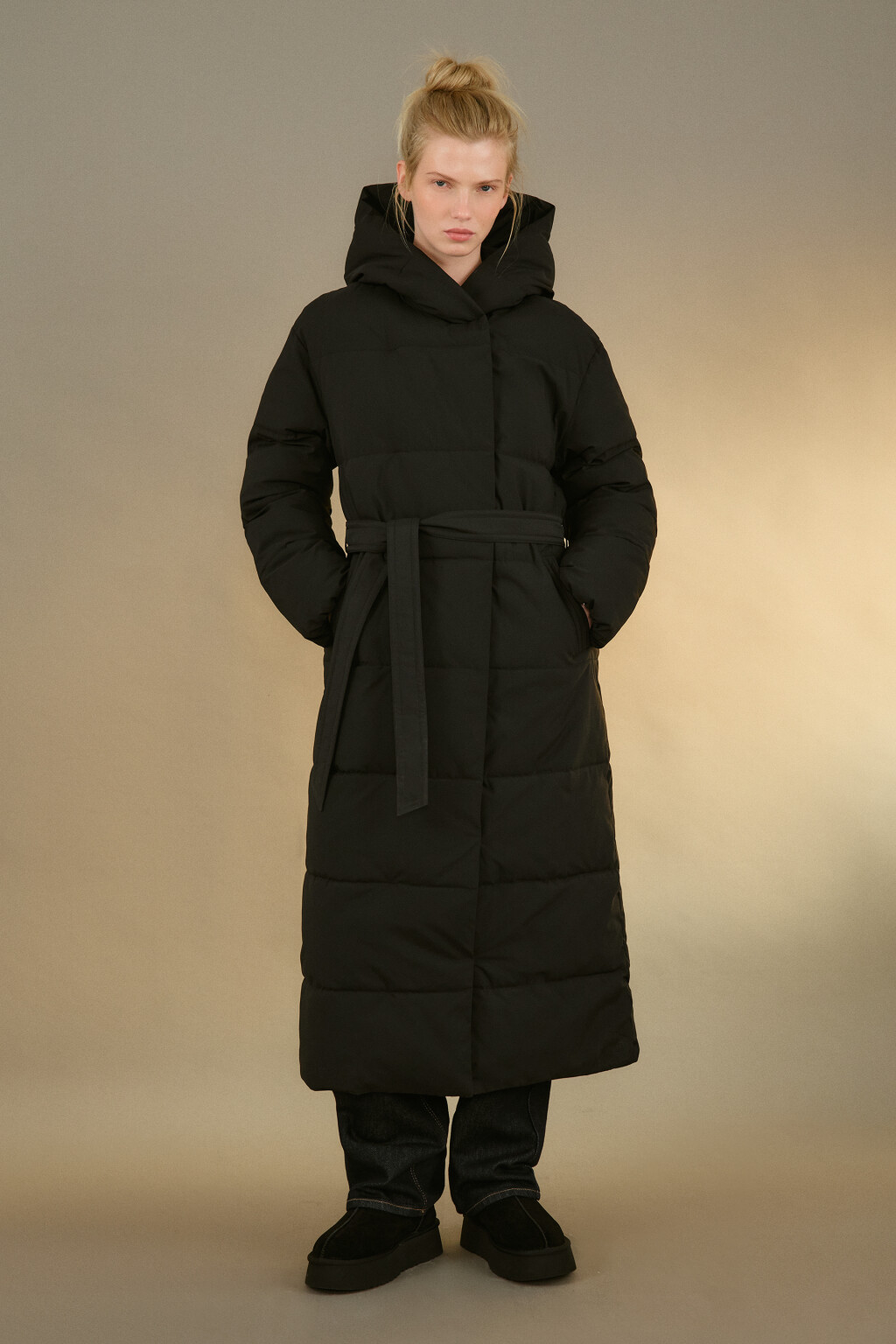 Пальто стеганое с капюшоном и поясом - цвет черный - 2