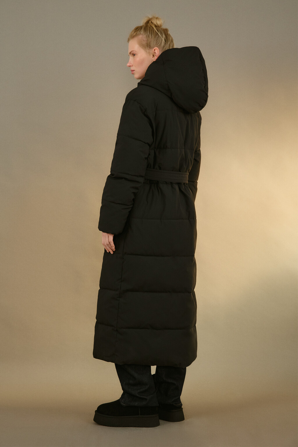 Пальто стеганое с капюшоном и поясом - цвет черный - 3