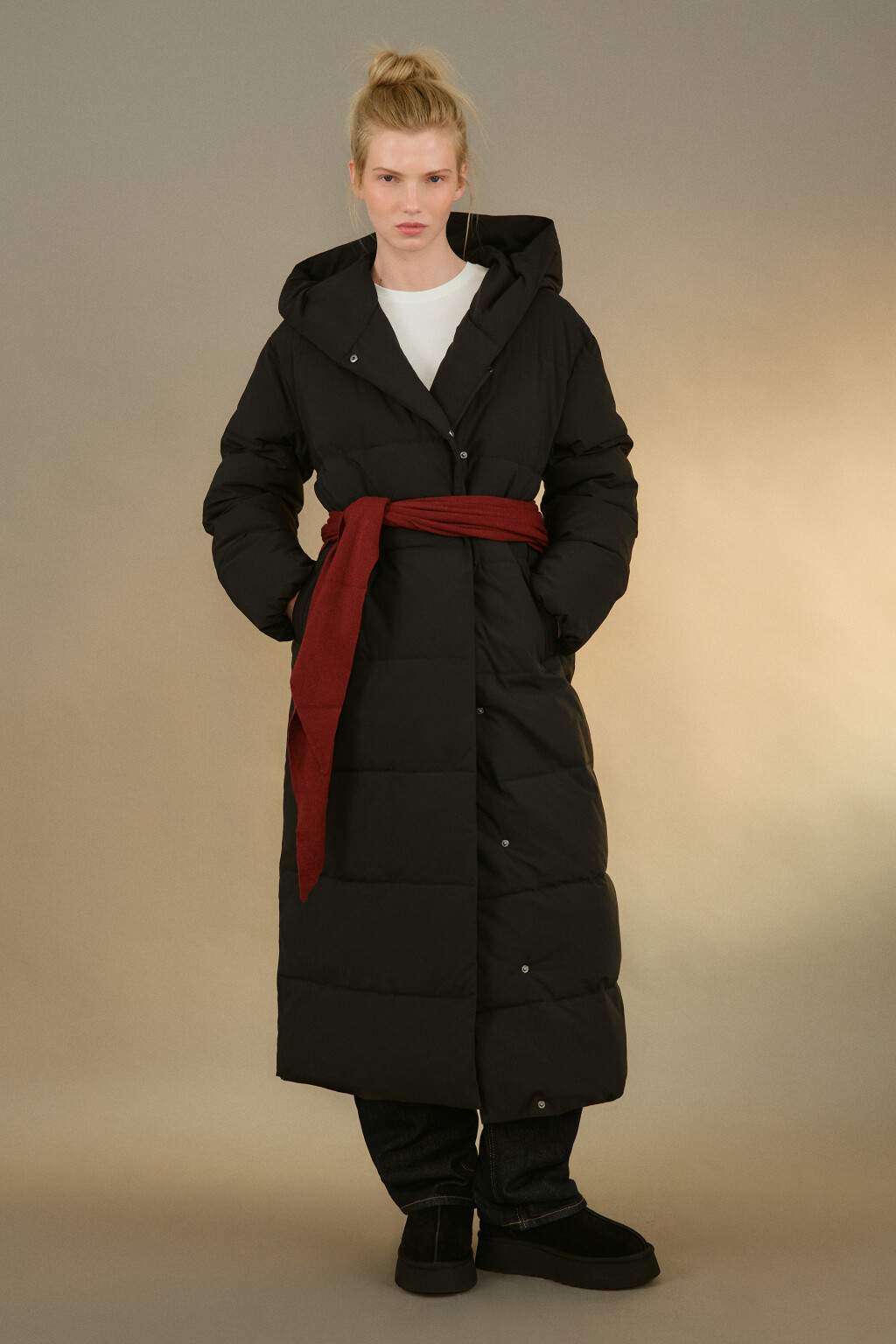 Пальто стеганое с капюшоном и поясом - цвет черный - 4
