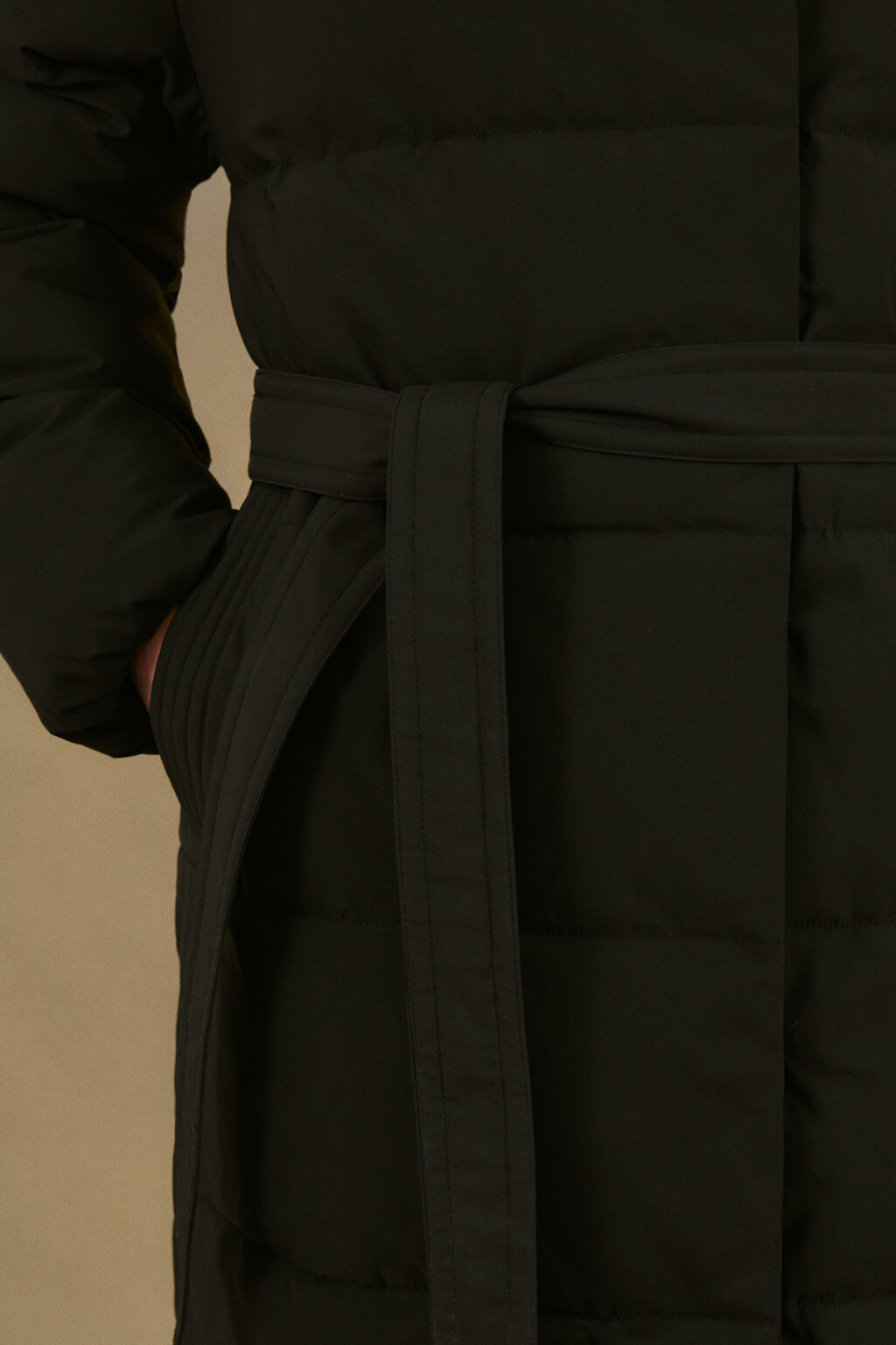 Пальто стеганое с капюшоном и поясом - цвет черный - 5