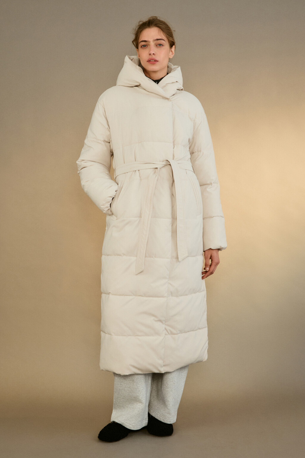 Пальто стеганое с капюшоном и поясом - цвет молочный - 2