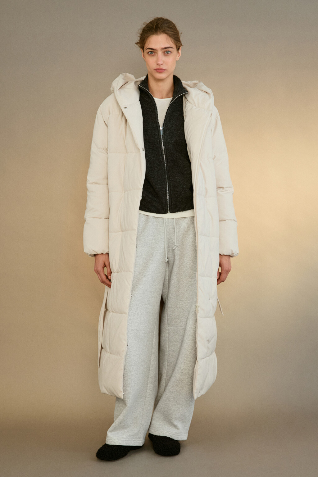 Пальто стеганое с капюшоном и поясом - цвет молочный - 4