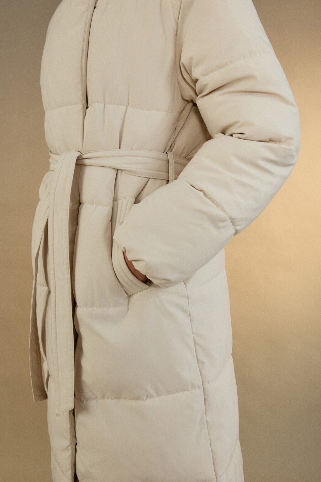 Пальто стеганое с капюшоном и поясом - цвет молочный - 5