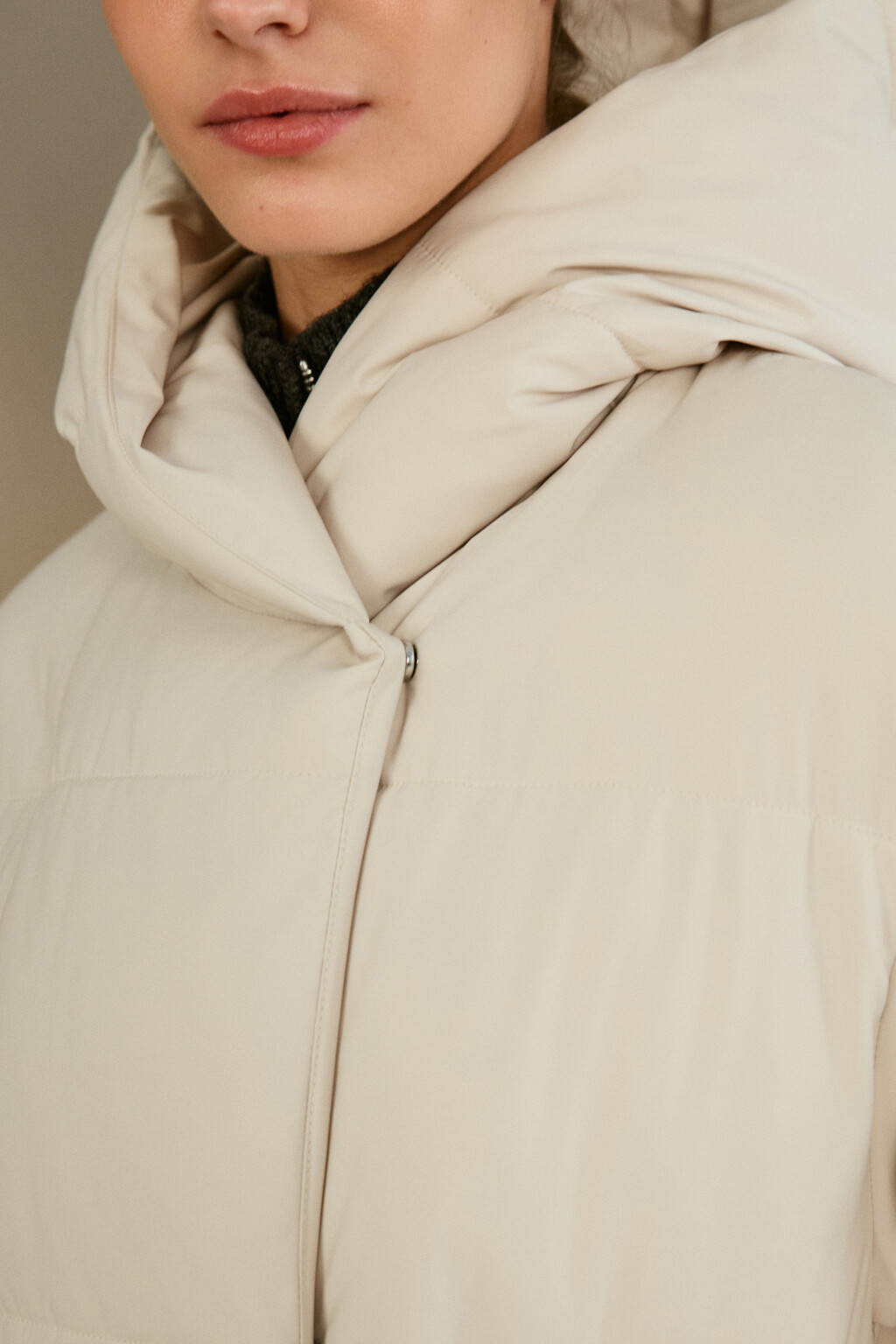 Пальто стеганое с капюшоном и поясом - цвет молочный - 6