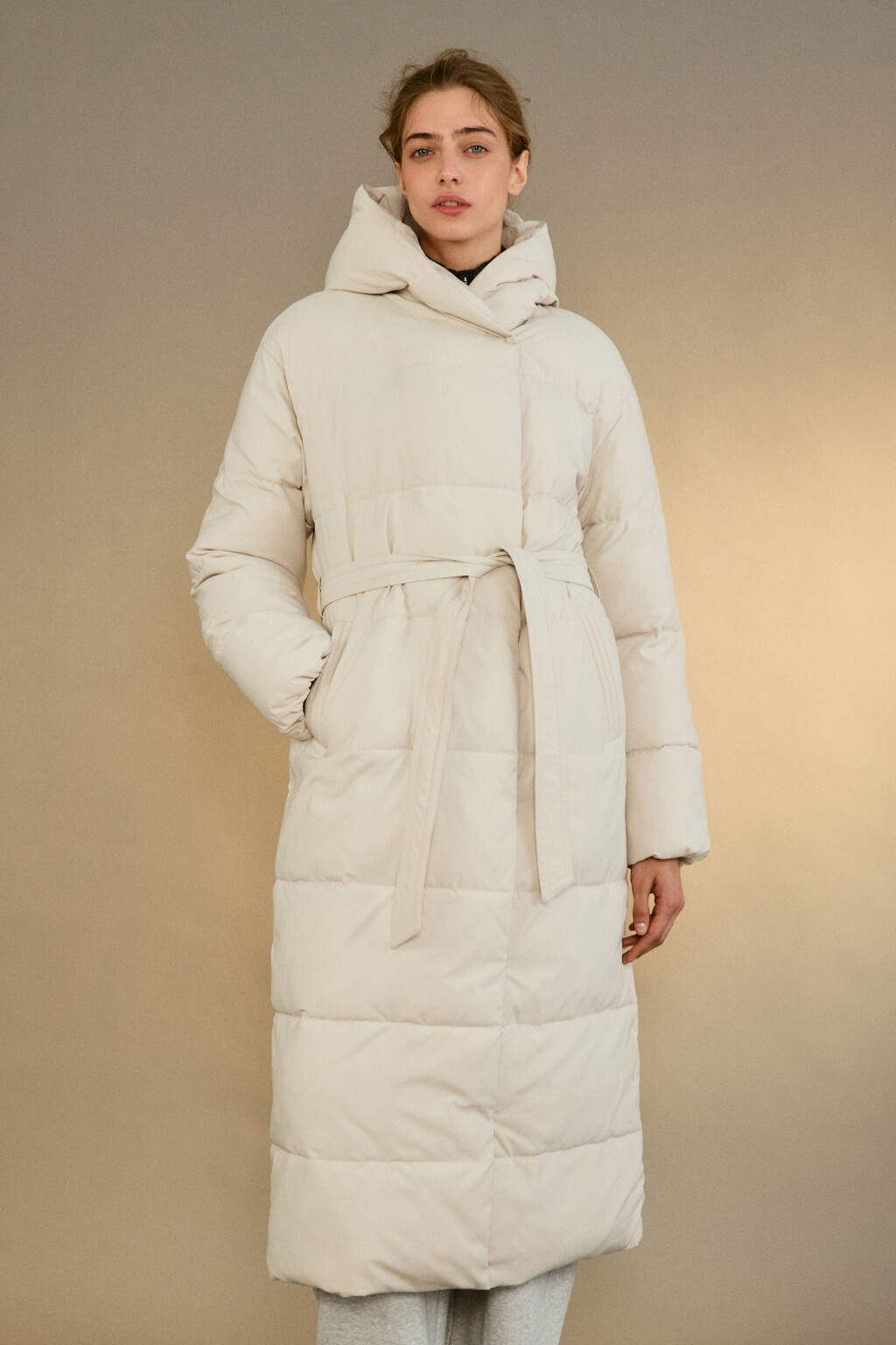 Пальто стеганое с капюшоном и поясом - цвет молочный - 8