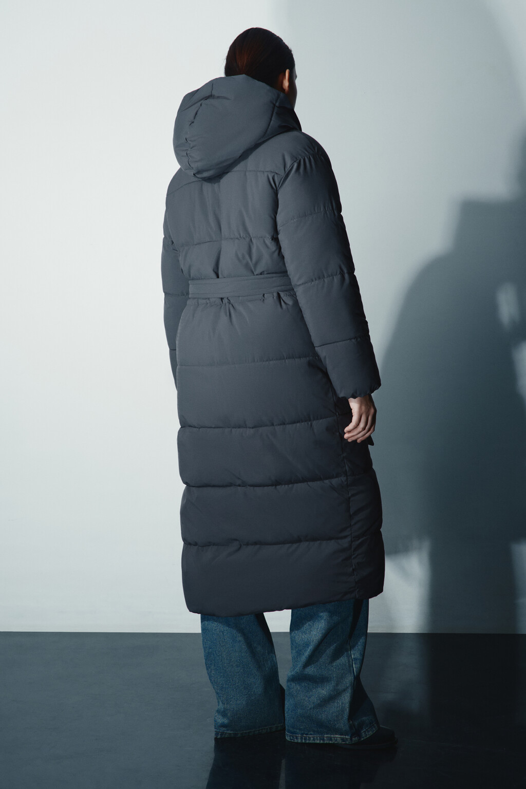Пальто стеганое с капюшоном и поясом - цвет серый - 3