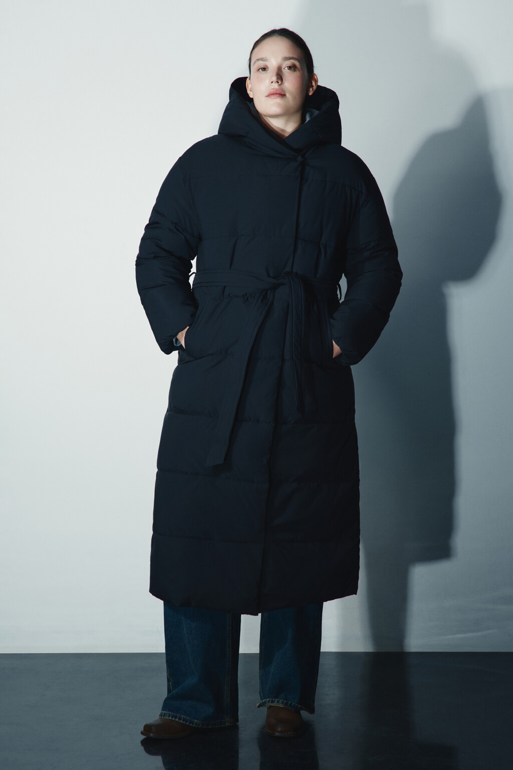 Пальто стеганое с капюшоном и поясом - цвет черный - 2