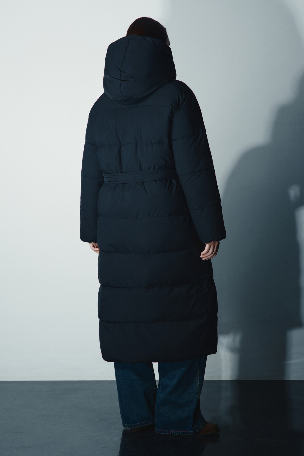 Пальто стеганое с капюшоном и поясом - цвет черный - 3
