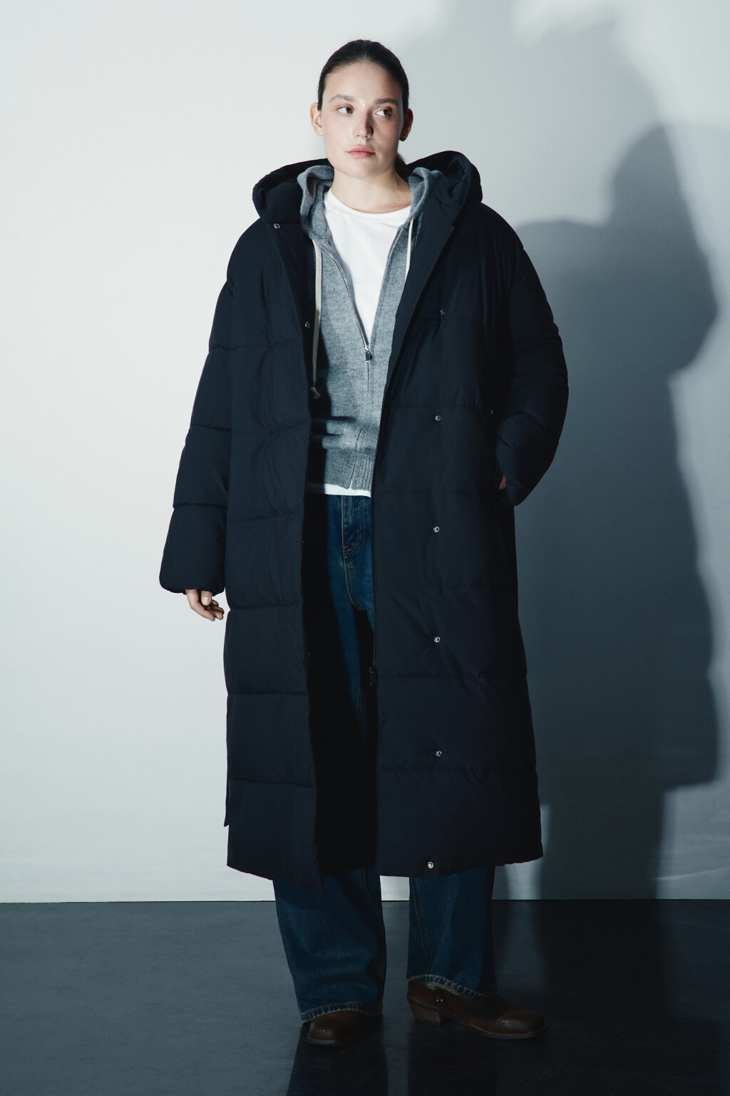 Пальто стеганое с капюшоном и поясом - цвет черный - 4