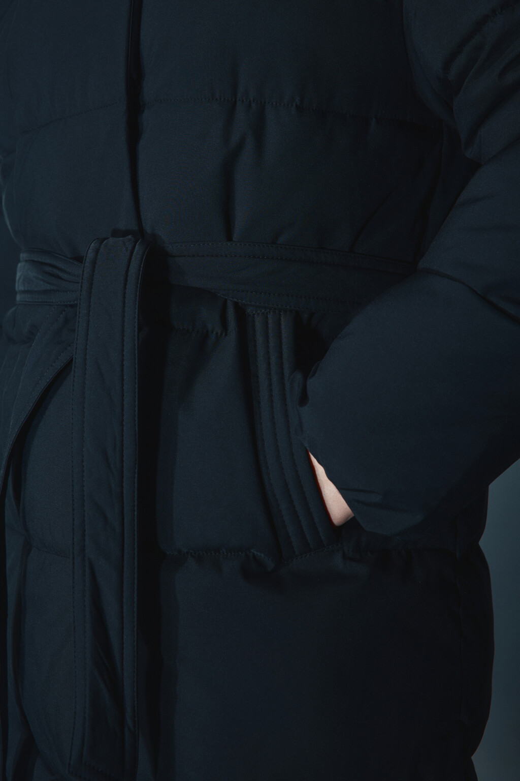 Пальто стеганое с капюшоном и поясом - цвет черный - 6