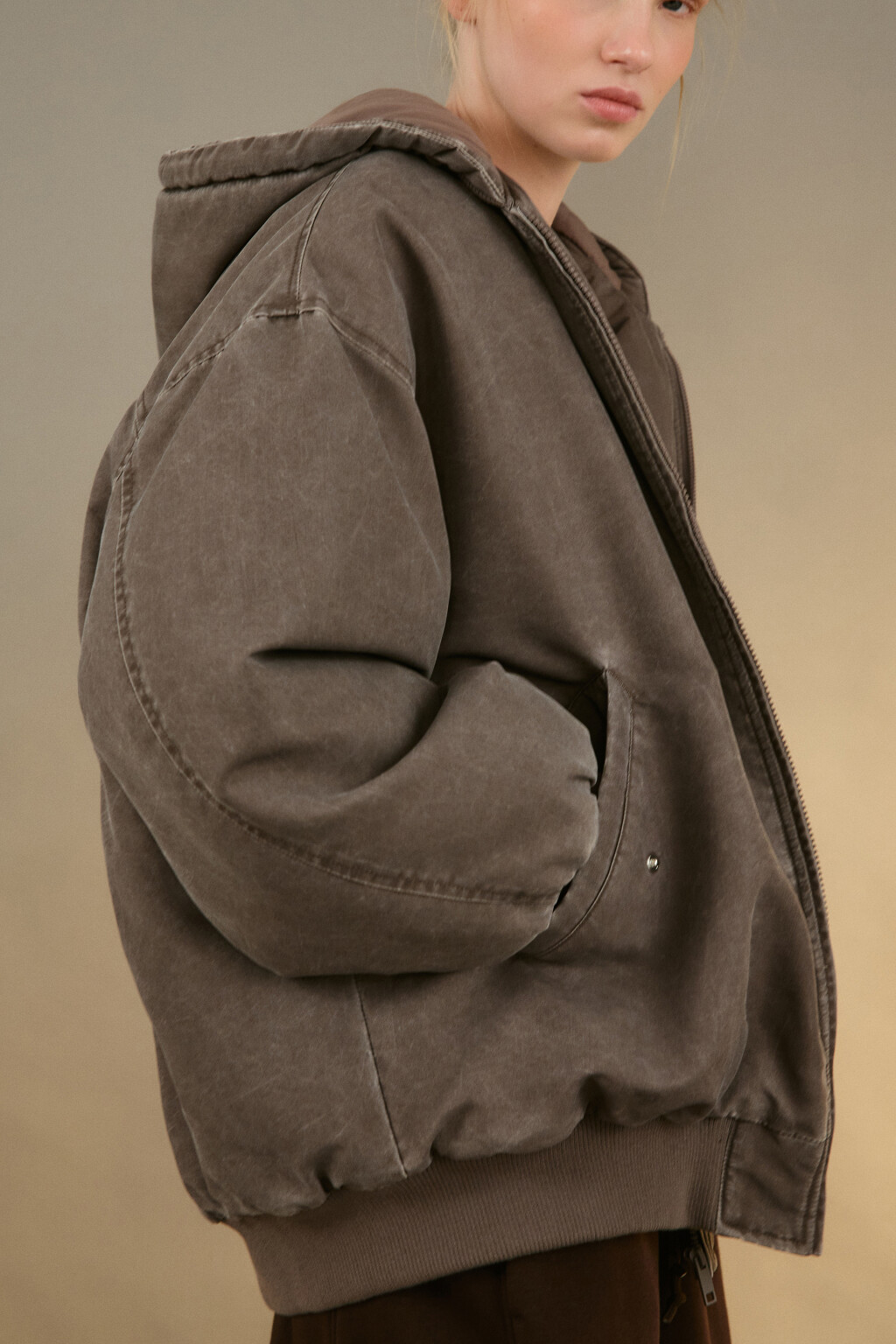 Куртка-бомбер oversize с капюшоном - цвет коричневый - 2