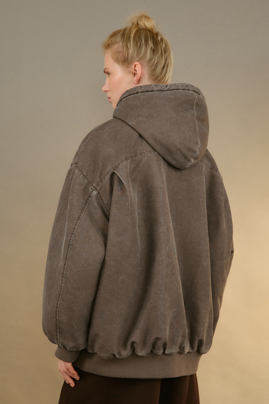 Куртка-бомбер oversize с капюшоном - цвет коричневый - 4