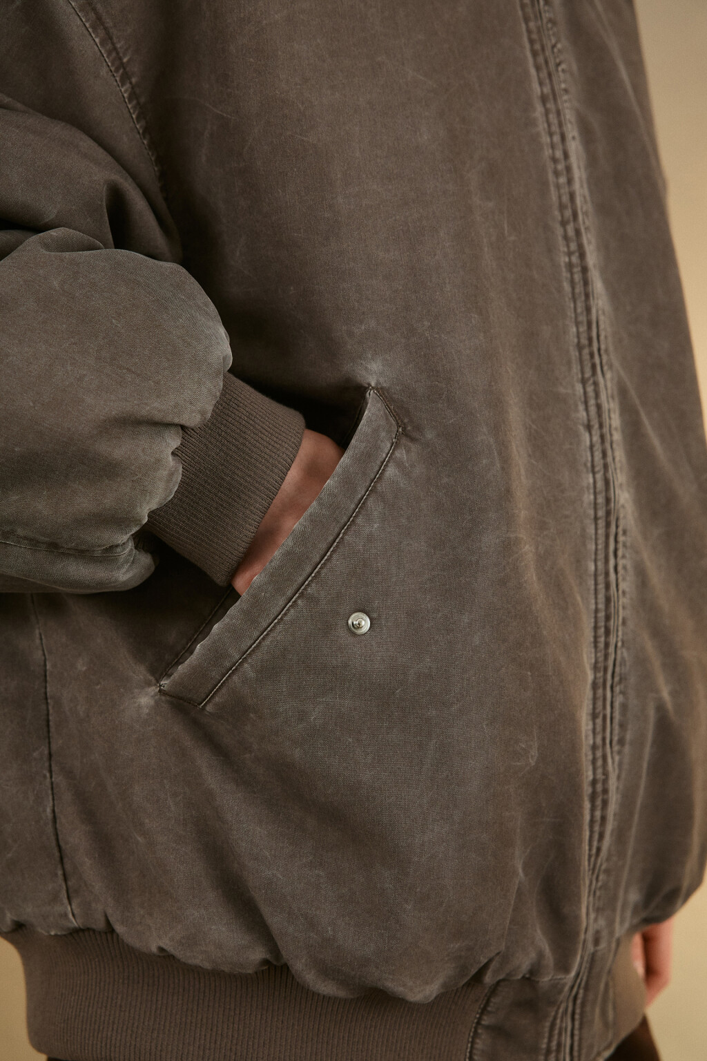 Куртка-бомбер oversize с капюшоном - цвет коричневый - 6