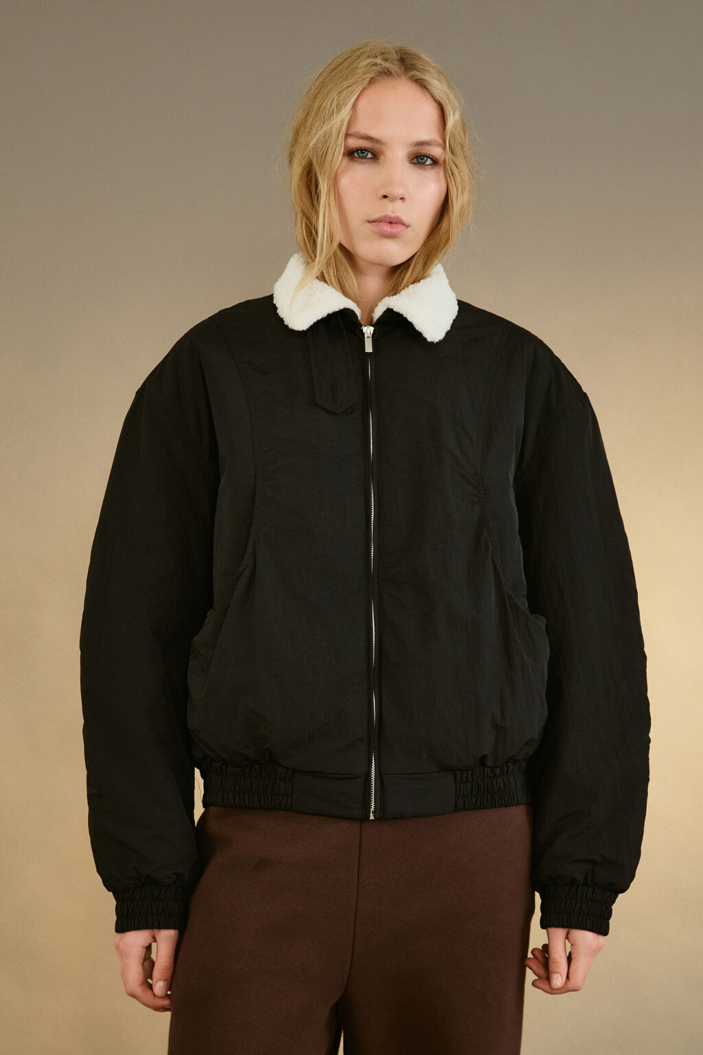 Куртка-бомбер с воротником-авиатор - цвет черный - 2