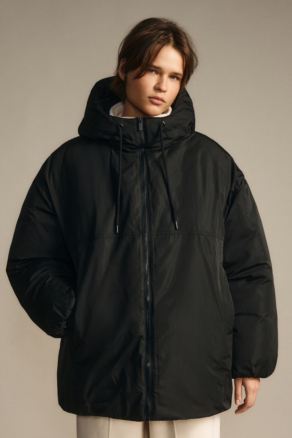 Куртка на утеплителе с капюшоном - цвет черный - 2