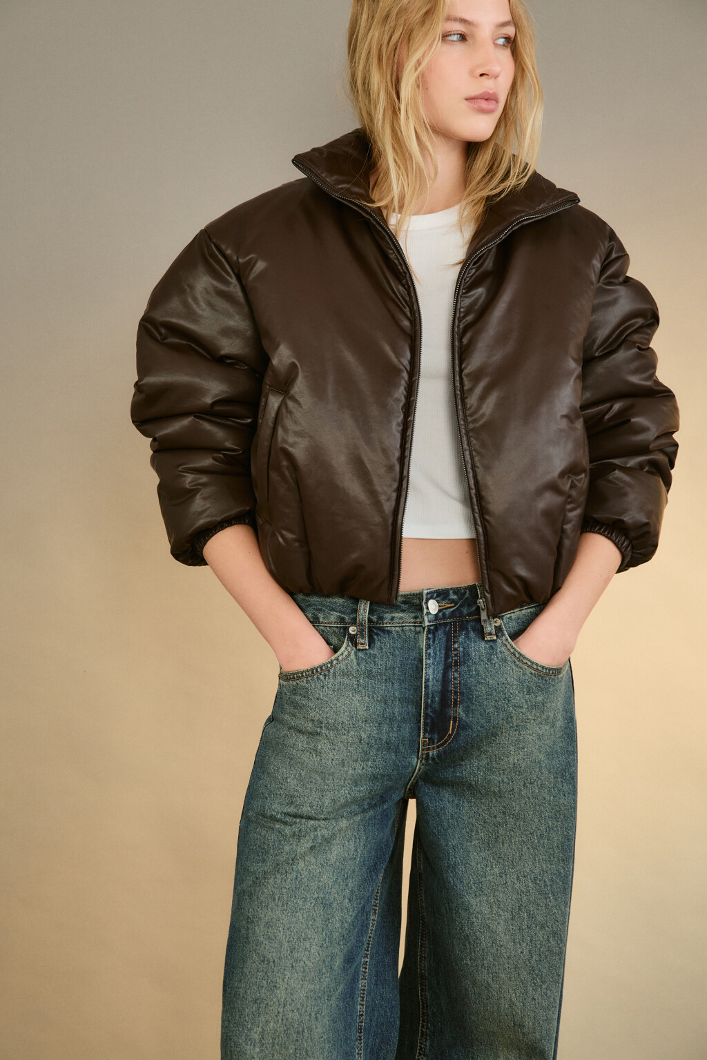 Куртка утепленная с кожаной фактурой - цвет коричневый - 2