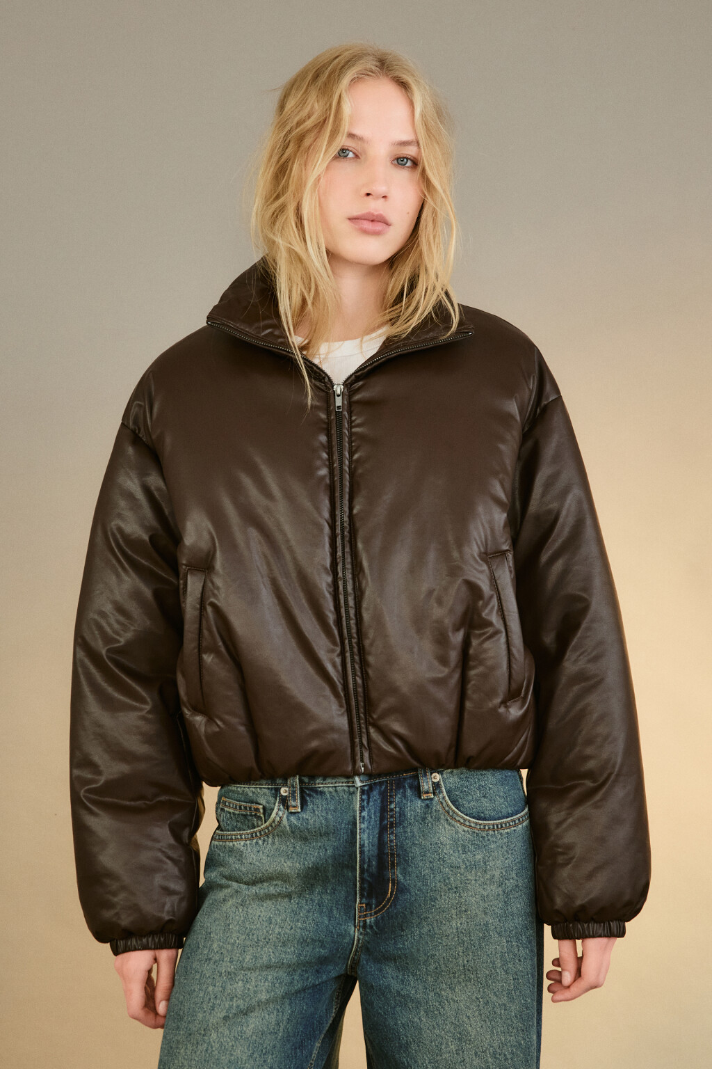 Куртка утепленная с кожаной фактурой - цвет коричневый - 3
