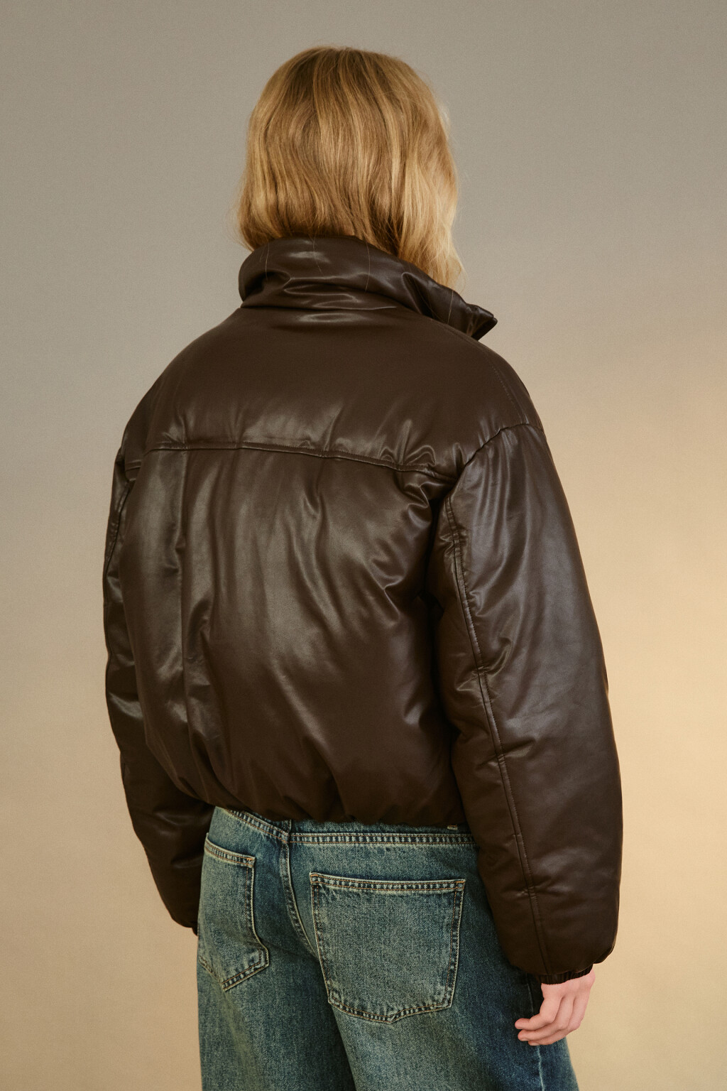 Куртка утепленная с кожаной фактурой - цвет коричневый - 4
