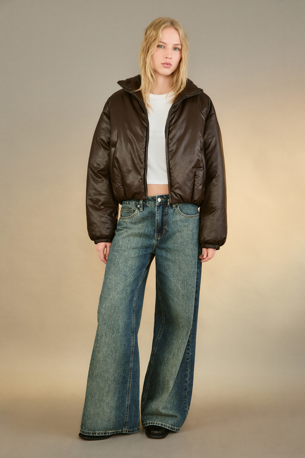 Куртка утепленная с кожаной фактурой - цвет коричневый - 5