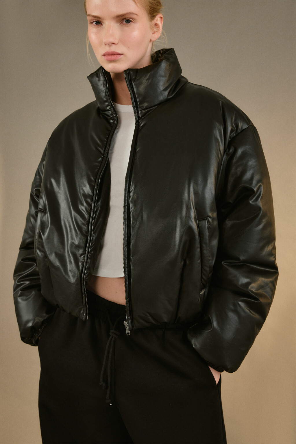Куртка утепленная с кожаной фактурой - цвет черный - 1