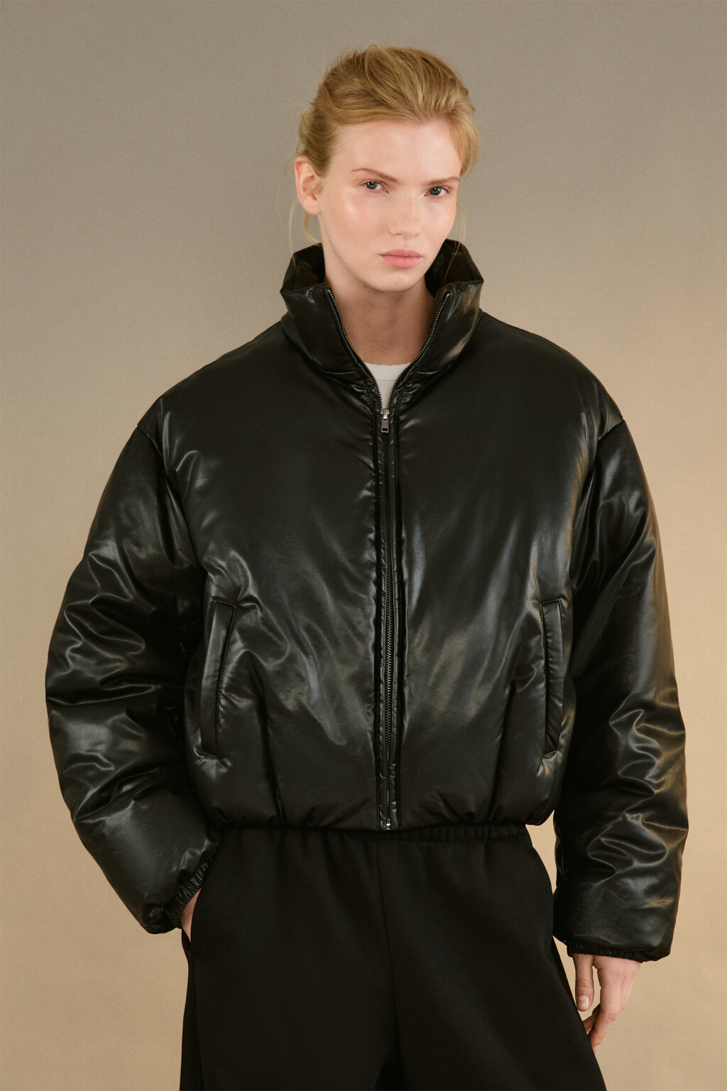 Куртка утепленная с кожаной фактурой - цвет черный - 2