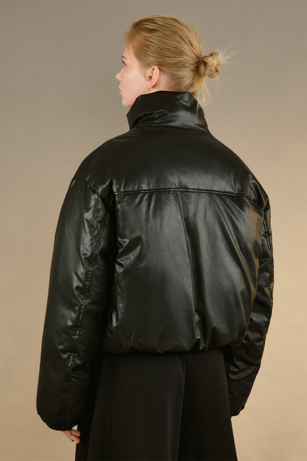 Куртка утепленная с кожаной фактурой - цвет черный - 3