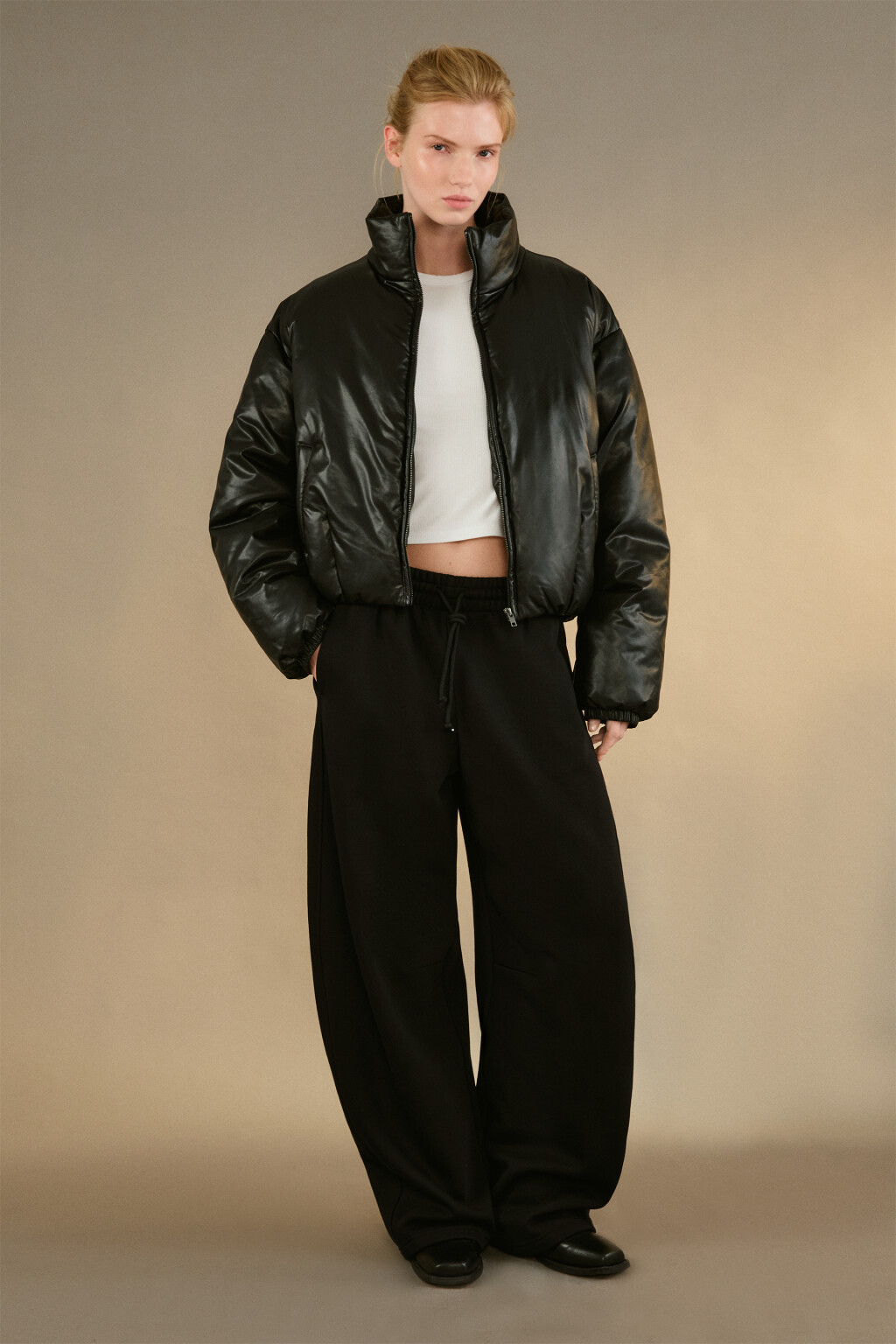 Куртка утепленная с кожаной фактурой - цвет черный - 4