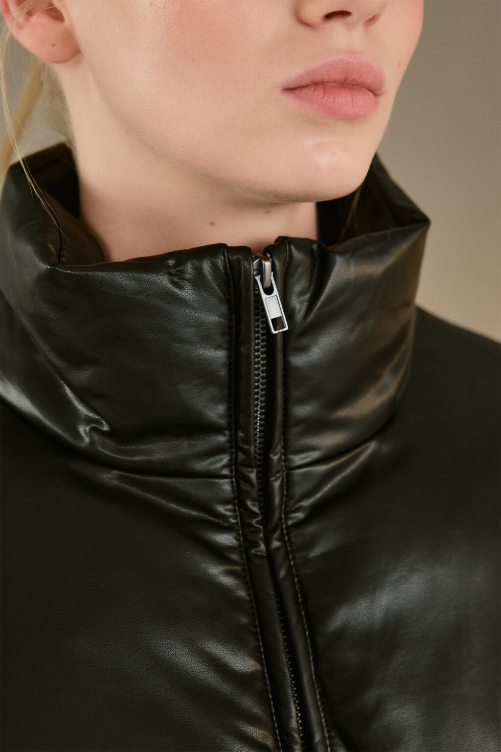 Куртка утепленная с кожаной фактурой - цвет черный - 5