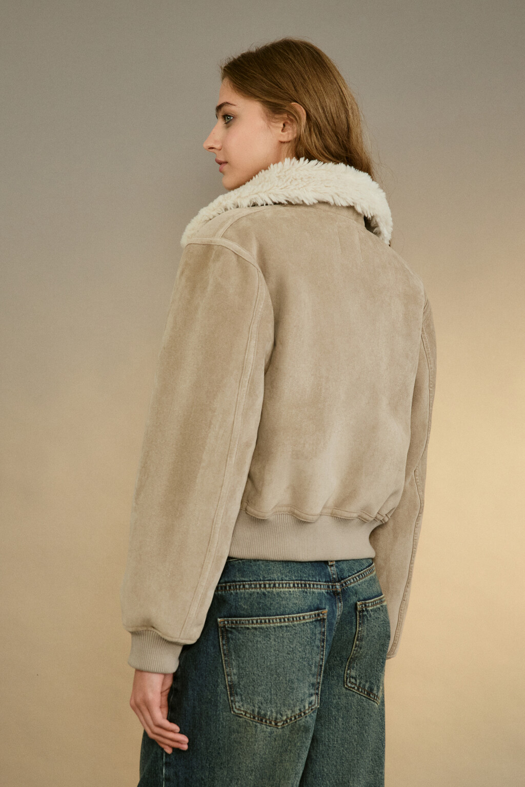 Куртка-бомбер с меховым воротником - цвет бежевый - 4