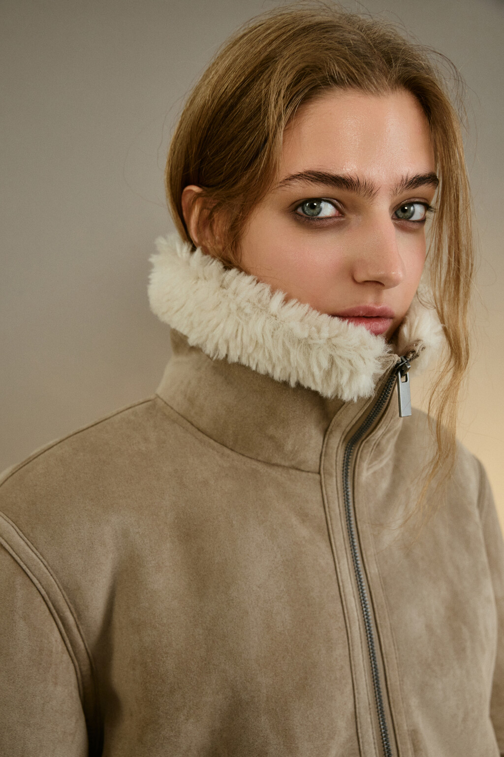 Куртка-бомбер с меховым воротником - цвет бежевый - 7