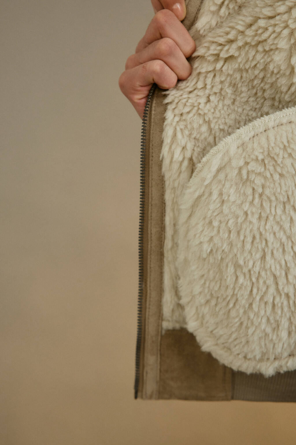 Куртка-бомбер с меховым воротником - цвет бежевый - 8