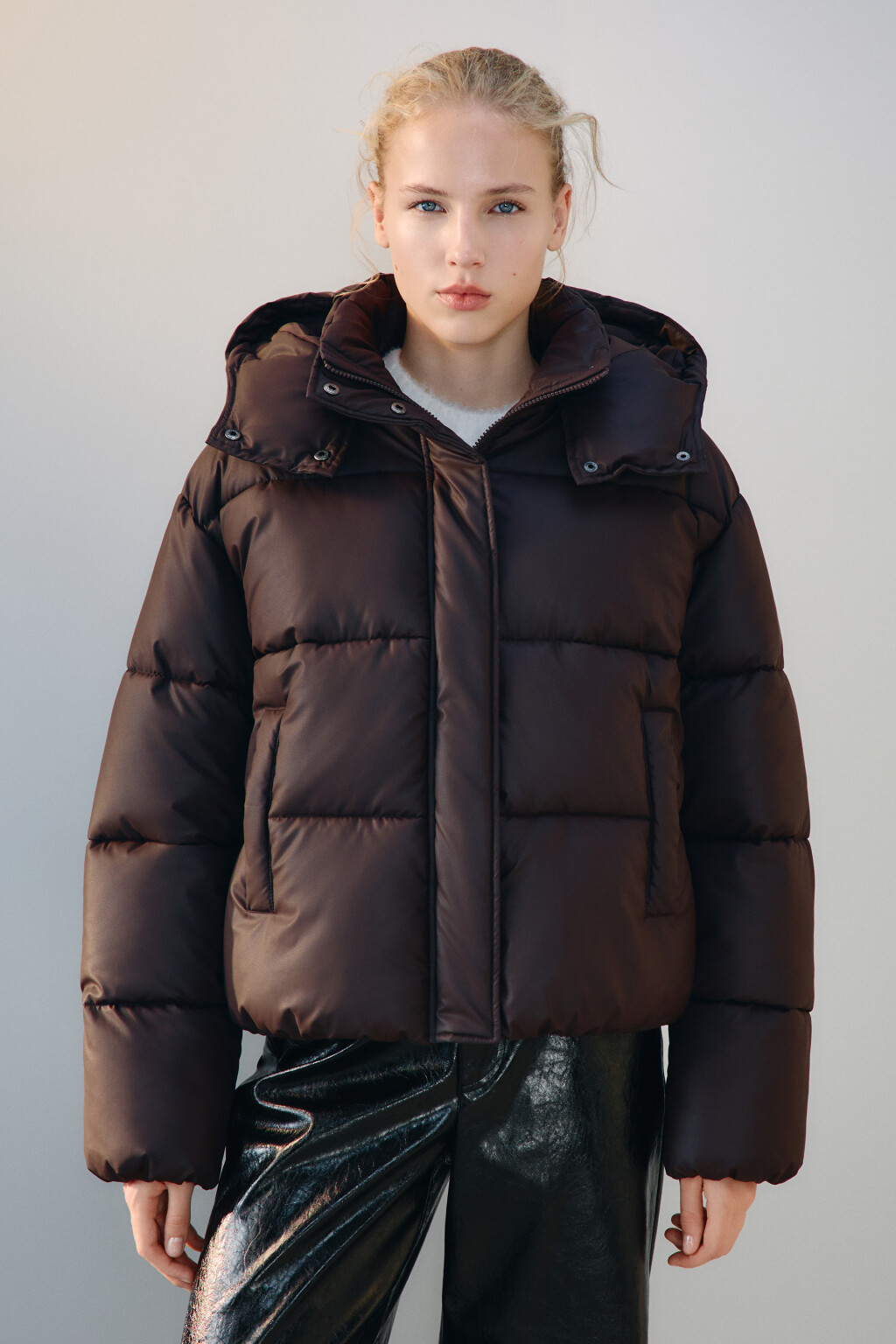 Куртка короткая стеганая с капюшоном - цвет коричневый - 2