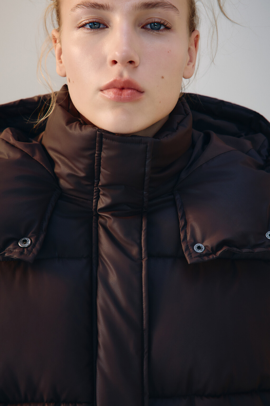 Куртка короткая стеганая с капюшоном - цвет коричневый - 5