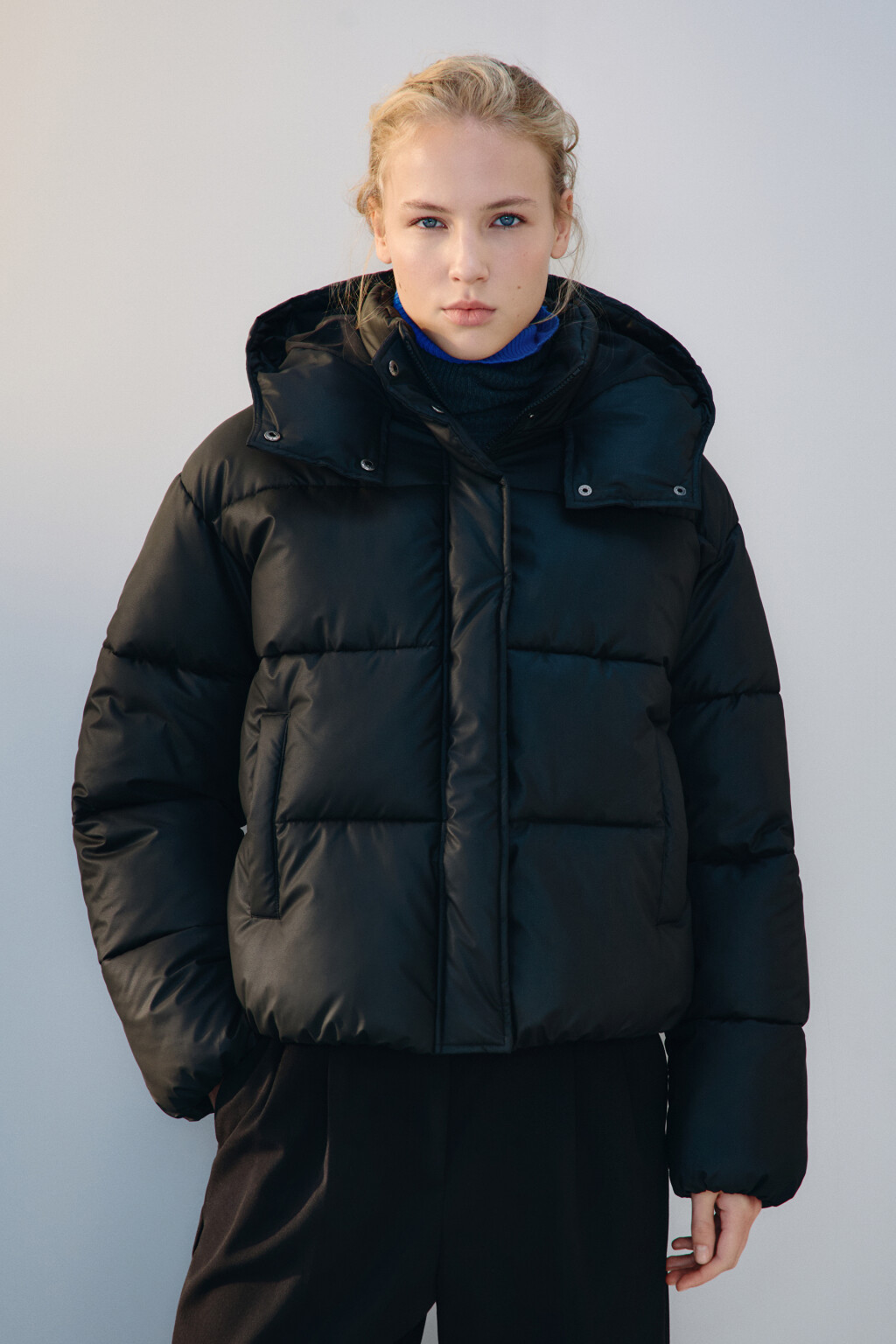 Куртка короткая стеганая с капюшоном - цвет черный - 2