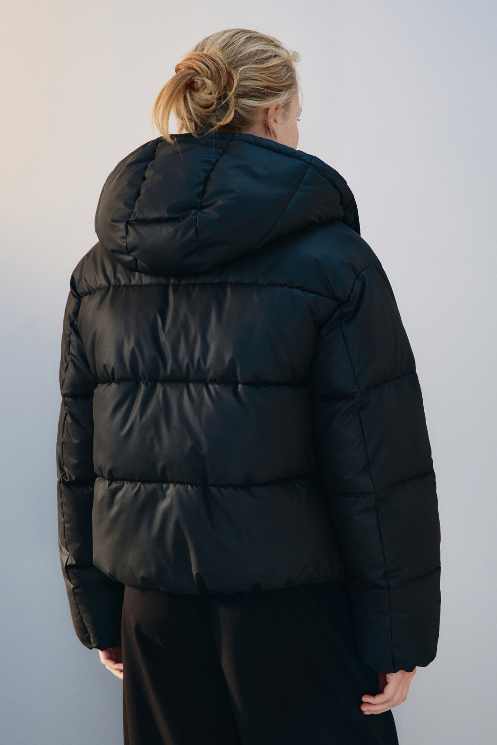 Куртка короткая стеганая с капюшоном - цвет черный - 3