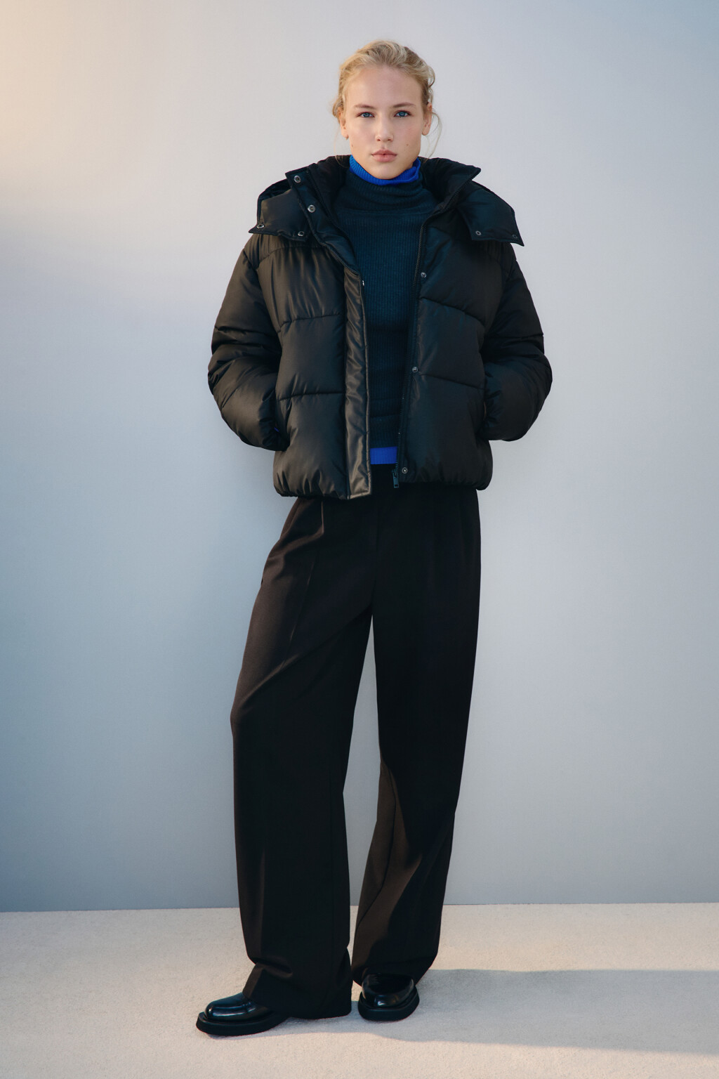 Куртка короткая стеганая с капюшоном - цвет черный - 4