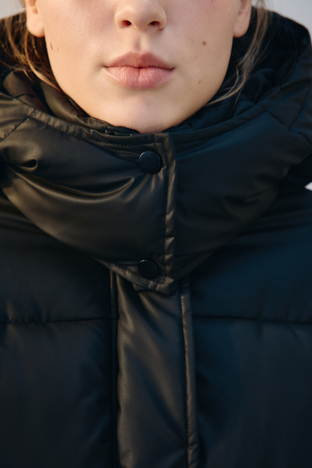 Куртка короткая стеганая с капюшоном - цвет черный - 5