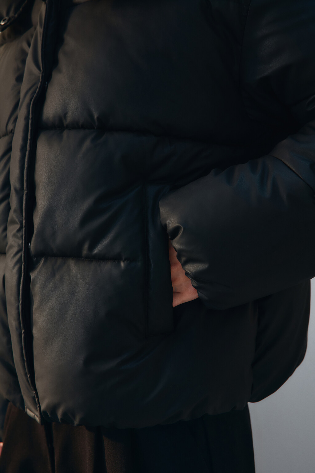 Куртка короткая стеганая с капюшоном - цвет черный - 6