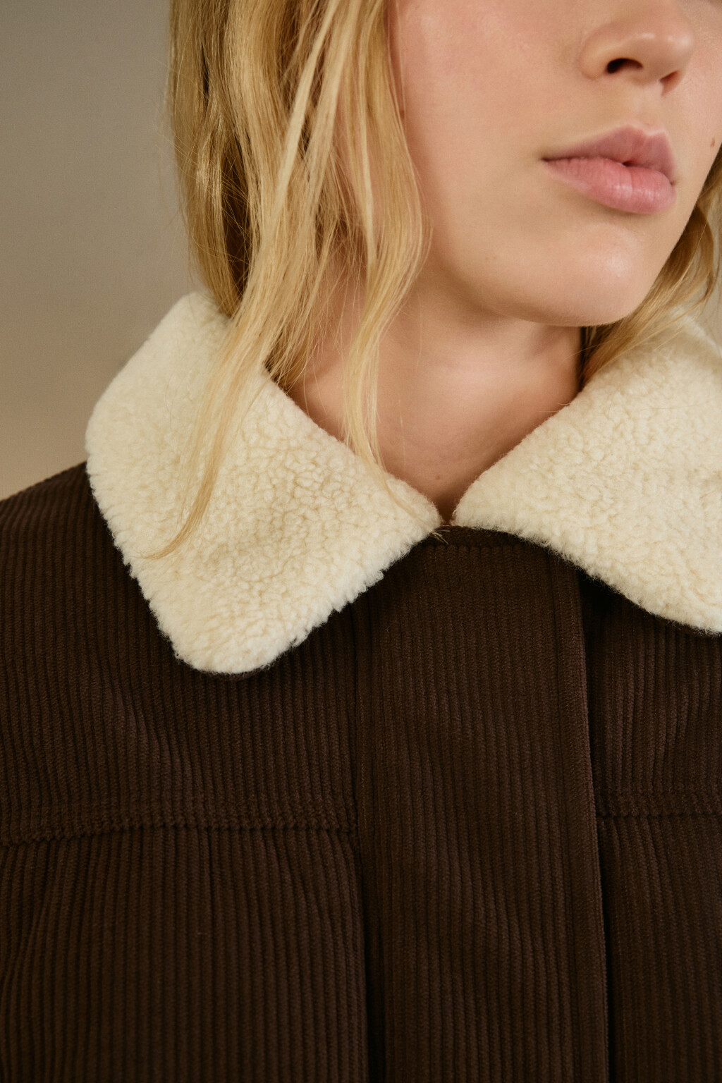 Куртка-бомбер стеганая вельветовая - цвет коричневый - 5