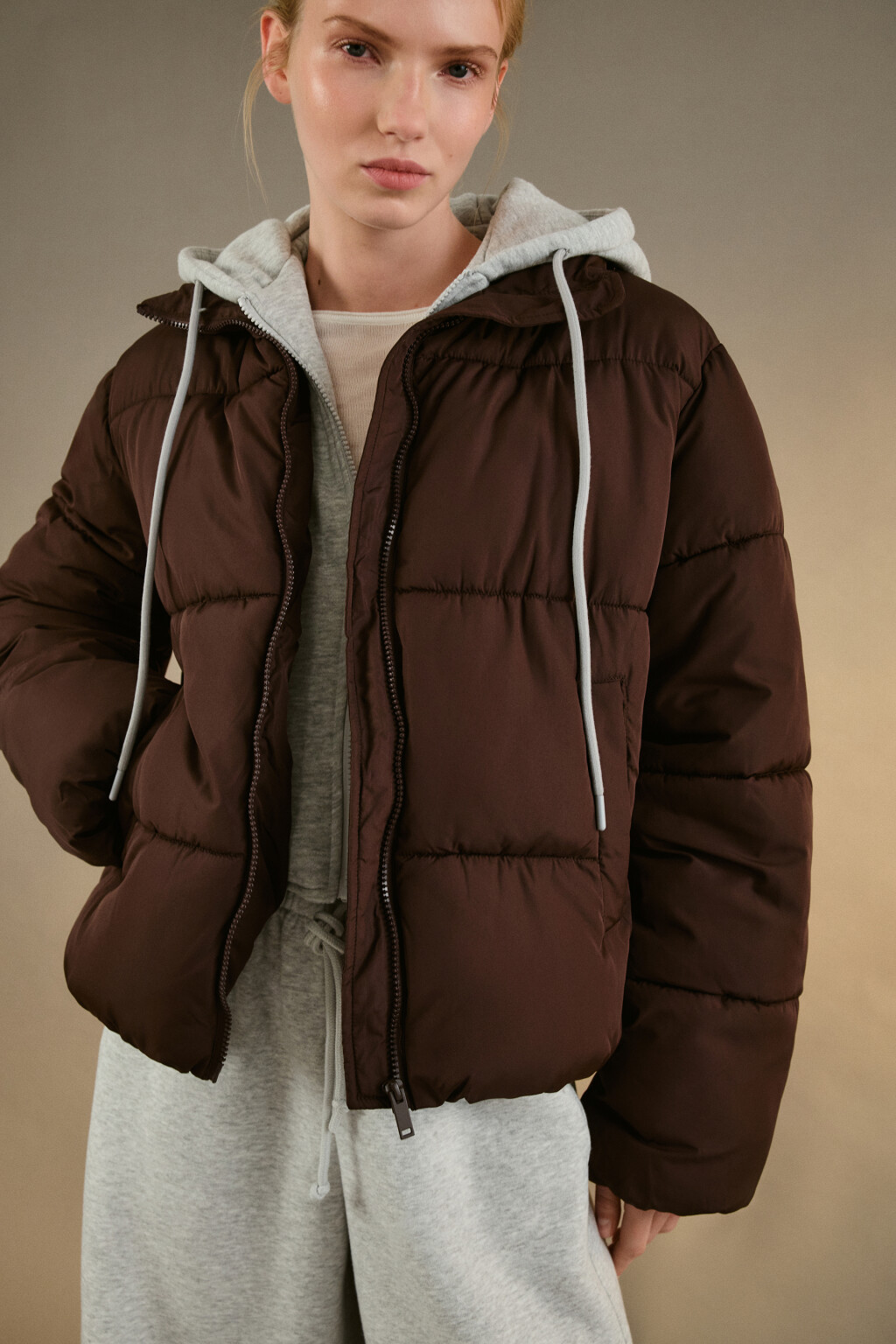 Куртка стеганая с трикотажным капюшоном - цвет коричневый - 1