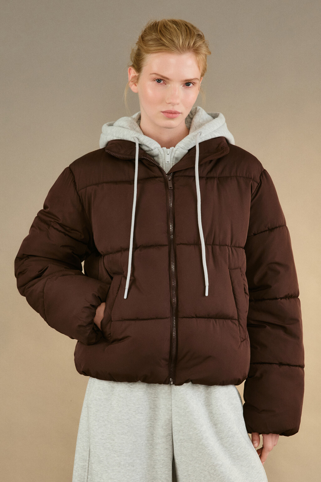 Куртка стеганая с трикотажным капюшоном - цвет коричневый - 2